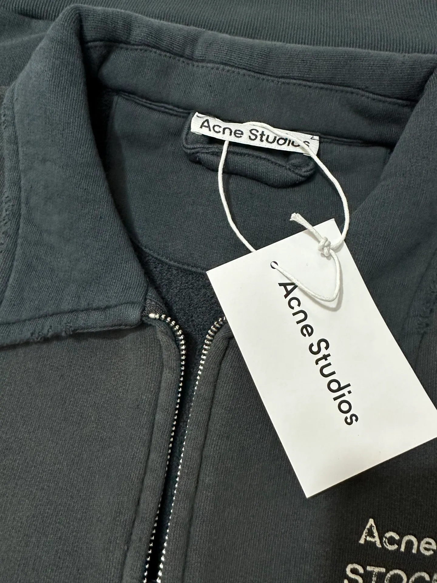 Acne Studios 26FW lapel zipper sweatshirt jacket. Fabric: Made of washed distressed terry cotton, ready-to-wear dyeing process, with Retro distressed and faded texture, and the edges of the collar are frayed and raw. Details: White embroidered text "Acne Studios STOCKHOLM" on the left chest; metal zipper (the original uses Lampo zipper); ribbed hem and cuffs, short length, optimized body proportions. The picture shows the carbon black/dark charcoal gray distressed color custom hardware, threads, accessories, plate alignment, men and women, Same Style Color: Dark Charcoal Gray, Light Green Size: XS S M L